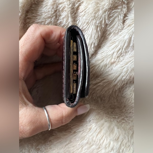 LOUIS VUITTON AUTHENTIC Amarante Monogram Vernis 4 Key Case - Picture 4 of 12